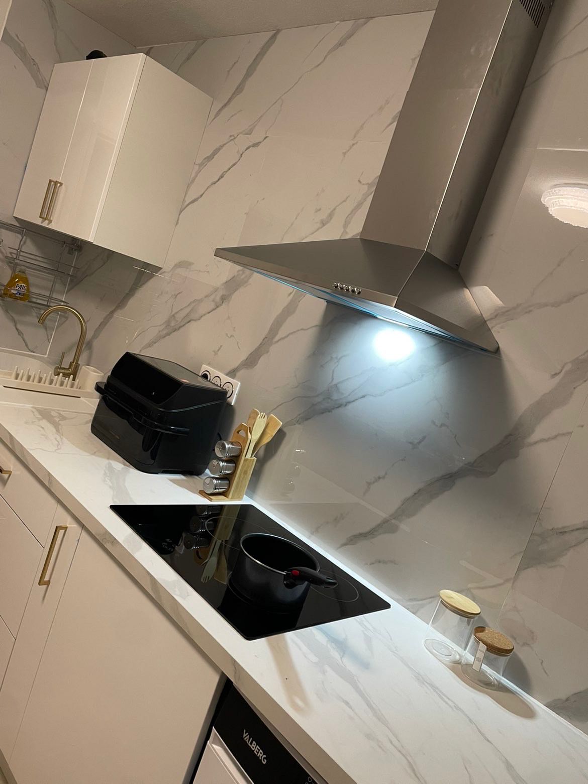 Cuisine rénovée avec plaques PVC effet marbre blanc Calacatta – client ImporTalis Montpellier